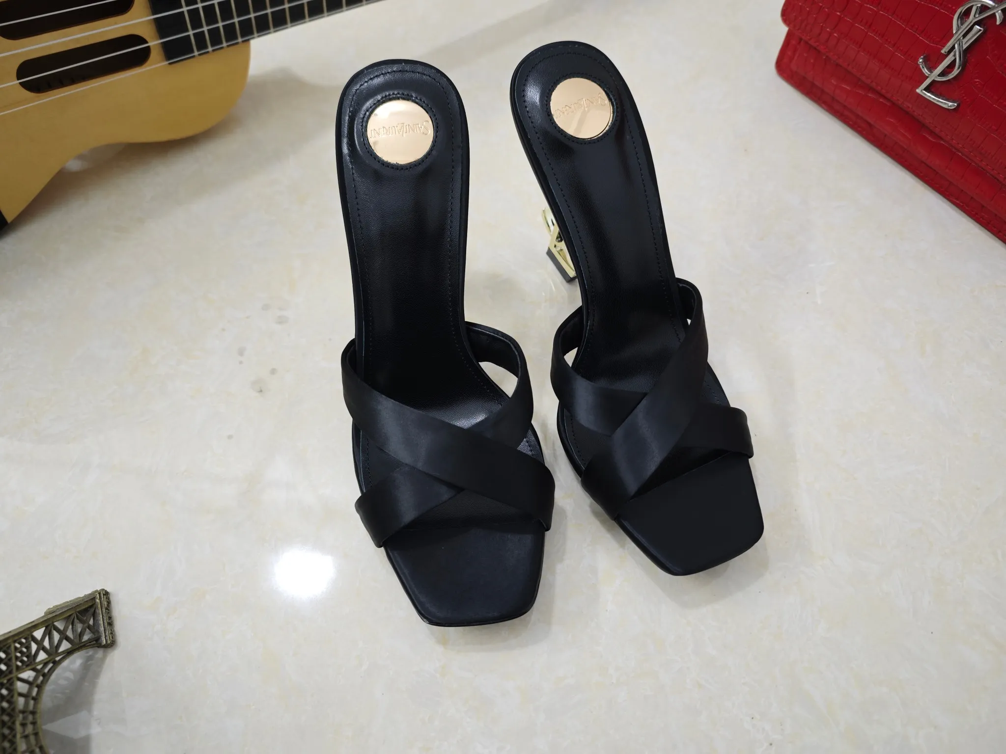 👟👟Ex-factory price 540👟👟【Saint Laurent】Yves Saint Laurent, high-heeled YSL high heels💃2025 early spring counter synchronizes the latest styles, YSL, decoration👠 Classic and high-quality glamorous masterpieces, the hottest autumn and winter series in the counter, with temperament, fashion, classic and attractive design style 😌The effect on the feet is particularly beautiful〰️, the materials are imported from Italy 🇮🇹 calf, imported black sheepskin, lining, and foot pads; sheepskin, stiletto high heels, size 35-41 (34.41.42 must be customized, non-refundable) outsole; imported genuine leather outsole, with full counter packaging